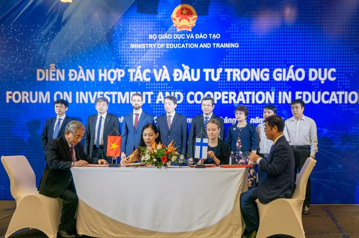 Đại diện Tập đoàn Giáo dục Nguyễn Hoàng ký kết thỏa thuận hợp tác với đối tác tại Diễn đàn hợp tác và đầu tư trong giáo dục 2020.
