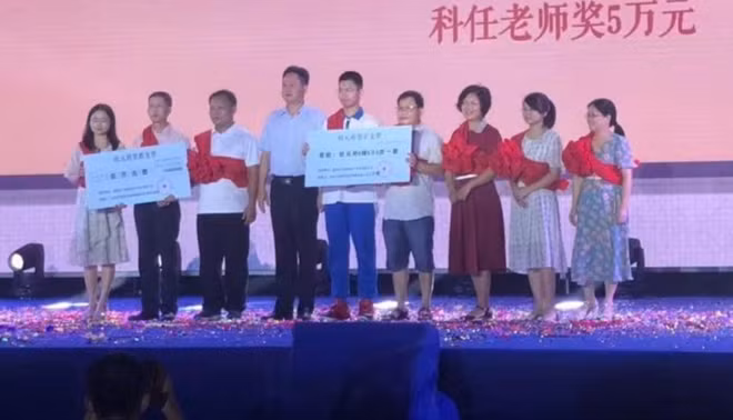 Các cá nhân có thành tích xuất sắc được trao thưởng. Ảnh: Sina.