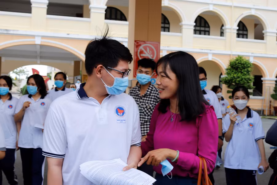 Các thí sinh cân nhắc kỹ, tham khảo nhiều tham số trước khi đăng ký nguyện vọng. Các thí sinh cân nhắc kỹ, tham khảo nhiều tham số trước khi đăng ký nguyện vọng.
