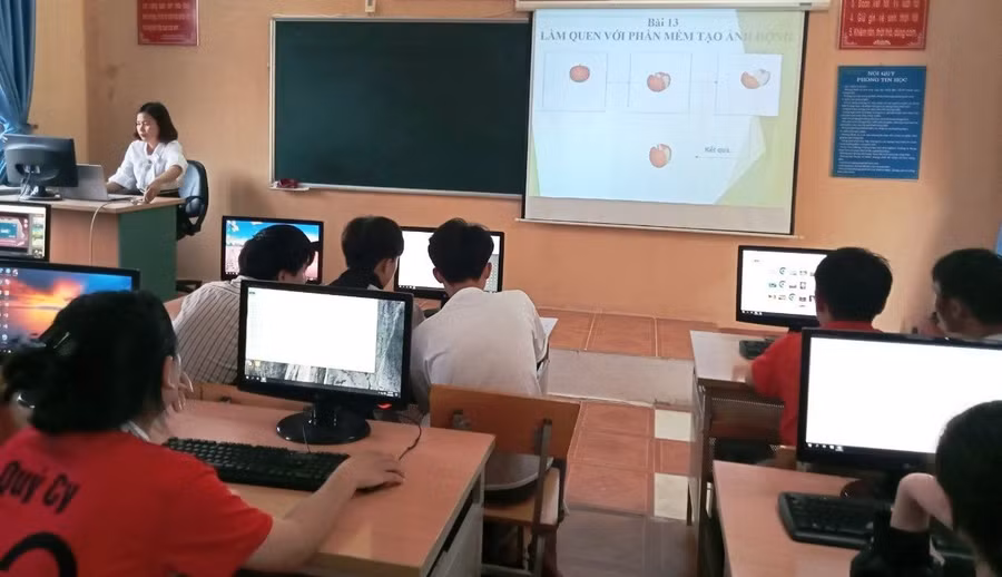 Các trường ở Mường Ảng giảng dạy bằng máy chiếu kết hợp video, âm thanh, hình ảnh tạo sự sinh động, hứng thú học tập cho học sinh.