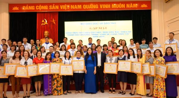 Ông Bùi Văn Linh - Vụ trưởng Vụ Giáo dục chính trị và Công tác học sinh, sinh viên và bà Nguyễn Thị Bích Hợp - Phó Chủ tịch Công đoàn Giáo dục Việt Nam cùng 63 thầy cô giáo tại buổi gặp mặt.