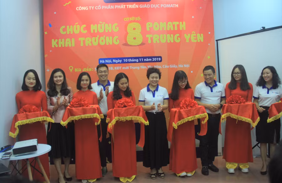 Cắt băng khai trương Trung tâm POMath Trung Yên (Cầu Giấy Hà Nội). Cắt băng khai trương Trung tâm POMath Trung Yên (Cầu Giấy Hà Nội).
