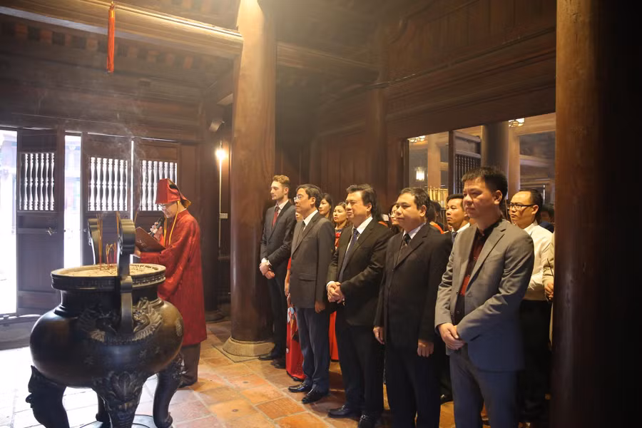 Đại biểu dâng hương tại Văn Miếu - Quốc Tử Giám Đại biểu dâng hương tại Văn Miếu - Quốc Tử Giám
