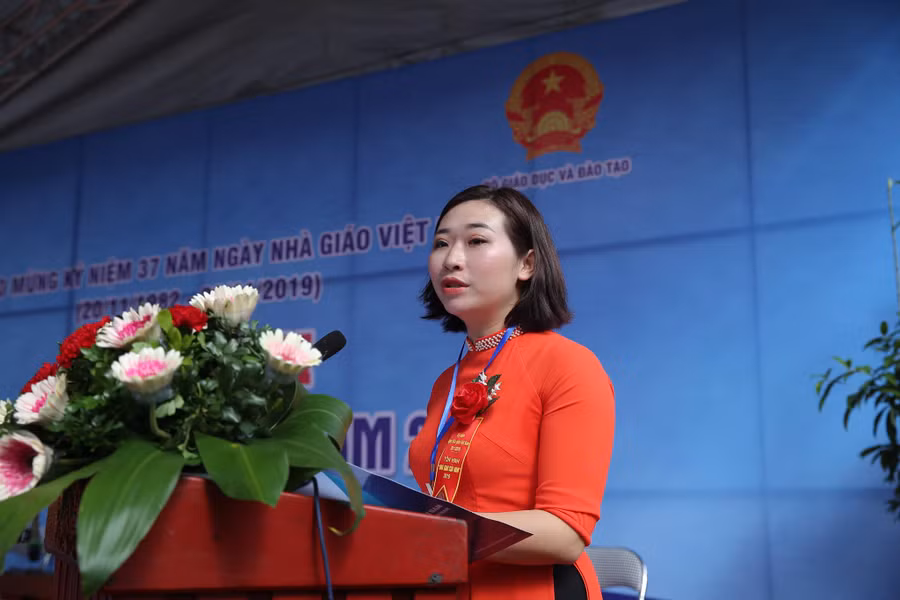 Cô Vũ Bích Phương chia sẻ tại buổi lễ Cô Vũ Bích Phương chia sẻ tại buổi lễ