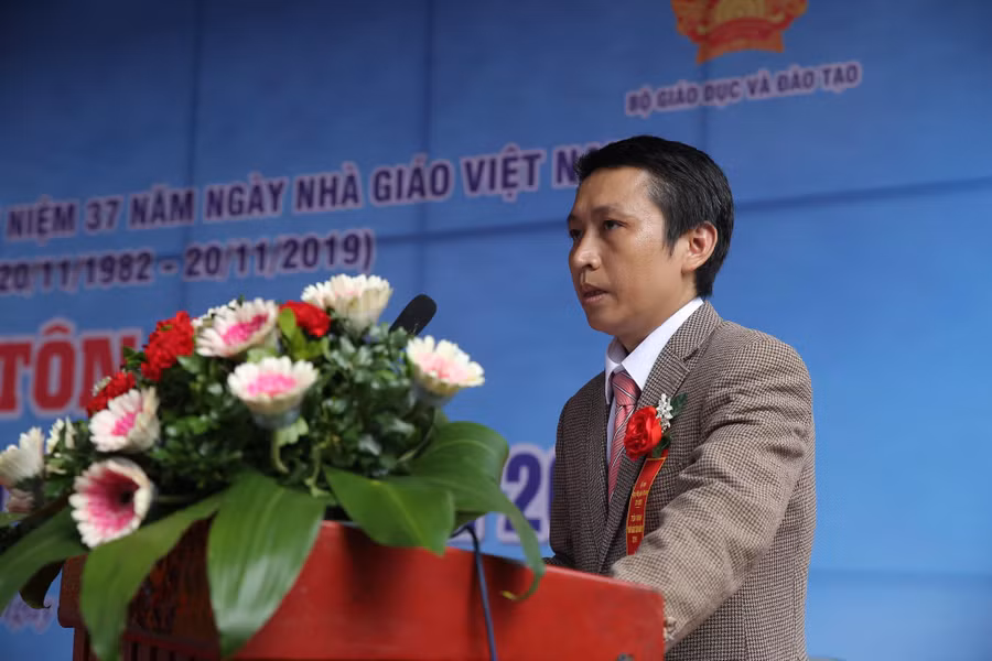 PGS.TS Trần Ngọc Hiền chia sẻ tại buổi lễ PGS.TS Trần Ngọc Hiền chia sẻ tại buổi lễ