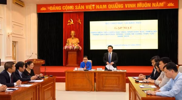 Thứ trưởng Bộ GD&ĐT Nguyễn Hữu Độ phát biểu tại buổi gặp mặt.