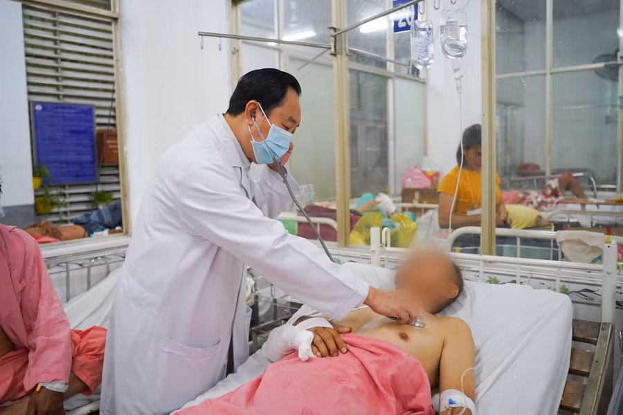 Bệnh viện Chợ Rẫy (TPHCM) tiếp nhận điều trị cho 15 bệnh nhân của vụ xe khách chở cán bộ, nhân viên Cục Quản lý thị trường TPHCM gặp tai nạn trên quốc lộ 24 đoạn qua huyện Kon Rẫy (Kon Tum) (Ảnh: BVCC) Bệnh viện Chợ Rẫy (TPHCM) tiếp nhận điều trị cho 15 bệnh nhân của vụ xe khách chở cán bộ, nhân viên Cục Quản lý thị trường TPHCM gặp tai nạn trên quốc lộ 24 đoạn qua huyện Kon Rẫy (Kon Tum) (Ảnh: BVCC)