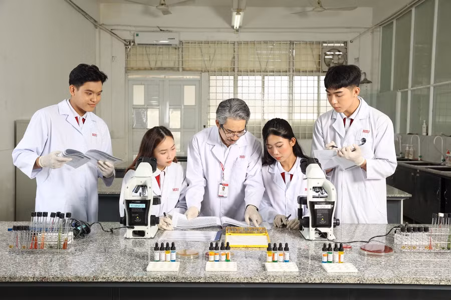 Sinh viên khoa Xét nghiệm y học học thực hành với nhiều máy móc hiện đại Sinh viên khoa Xét nghiệm y học học thực hành với nhiều máy móc hiện đại
