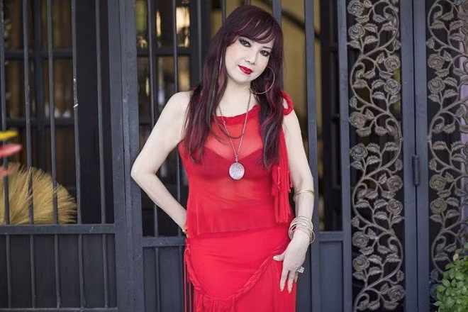 Đối với Bảo Yến, những năm đi hát mang lại cho chị nhiều đủ cả ngọt bùi lẫn đắng cay. Nữ danh ca thấy mình nhận ở cuộc đời đã nhiều rồi, nên từ giã sự nghiệp ở tuổi 60 được xem là quyết định chín chắn để chị toàn tâm vào cõi tu. “Đây sẽ là lần cuối Bảo Yến gặp gỡ khán giả Hà Nội. Sau này khi từ giã sân khấu, tôi sẽ khóa máy điện thoại, khóa cửa, không giao tiếp, giao lưu, ăn chay trường, sống cuộc sống thanh tịnh, nhẹ nhàng, tu hoàn toàn cho đến khi về cõi Phật”, nữ ca sĩ khẳng định. Ảnh: TGT Lý do sao Việt rút lui khỏi showbiz