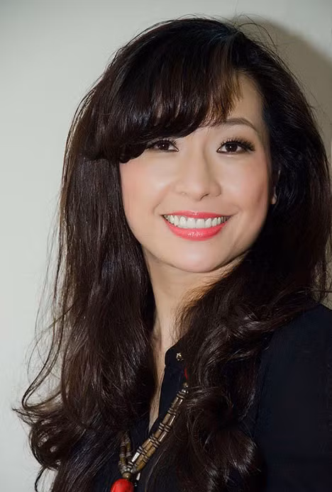 Được đào tạo chuyên ngành piano nhưng Thùy Dung lại nổi tiếng với vai trò ca sĩ. Năm 1991, cô đoạt giải nhì cuộc thi Đơn ca nhạc nhẹ toàn quốc cùng Ngọc Sơn và Y Moan. Từ đó, giọng ca Hà Nội bắt đầu sự nghiệp ca hát chuyên nghiệp. Trên sân khấu, hình ảnh một Thùy Dung xinh đẹp vừa hát vừa lướt những ngón tay trên bàn phím đàn dương cầm đã trở thành thương hiệu của cô. Tuy nhiên, 5 năm trở lại đây, giọng ca Hoa sữa không còn xuất hiện trên sân khấu ca nhạc. Ảnh: 2Sao Lý do sao Việt rút lui khỏi showbiz
