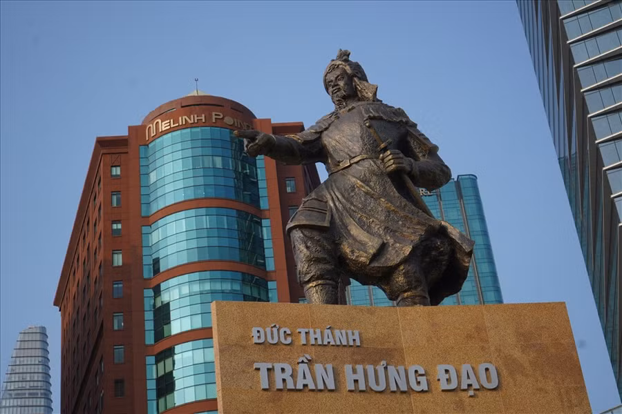 Tượng Đức Thánh Trần Hưng Đạo sau khi được trùng tu.