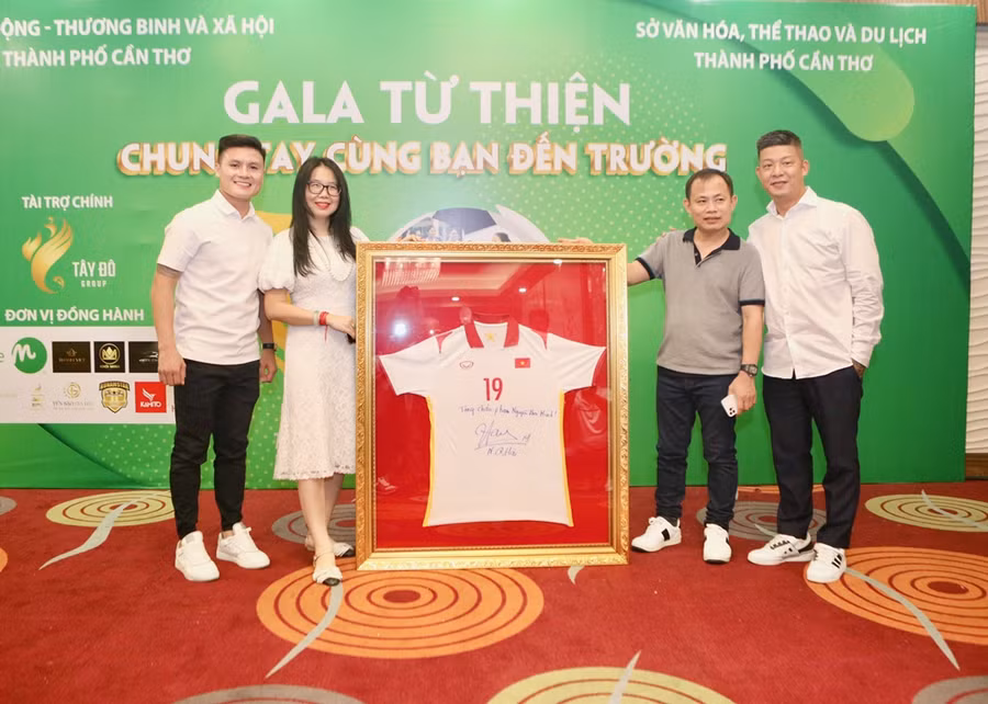 Chiếc áo đấu của Quang Hải được đấu giá 400 triệu đồng.