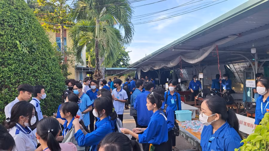 Các bạn tình nguyện viên tích cực hỗ trợ các thí sinh. (Ảnh: Trọng Nhân) Các bạn tình nguyện viên tích cực hỗ trợ các thí sinh. (Ảnh: Trọng Nhân)