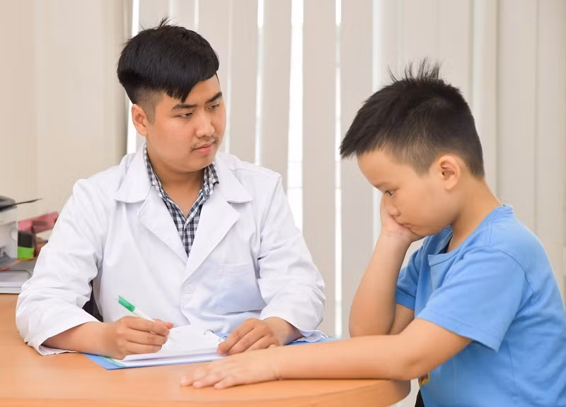 Bác sỹ tư vấn về tâm lý cho trẻ. Ảnh minh họa