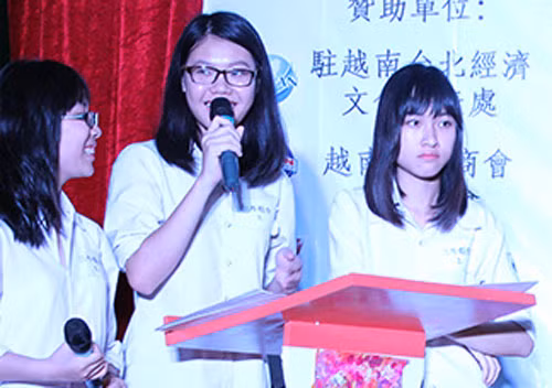 Các nữ sinh lớp 12 THPT chuyên Ngoại ngữ Hà Nội đã vượt qua các đối thủ là sinh viên đại học, giành giải nhất cuộc thi tranh biện tiếng Trung. Ảnh: Quỳnh Trang