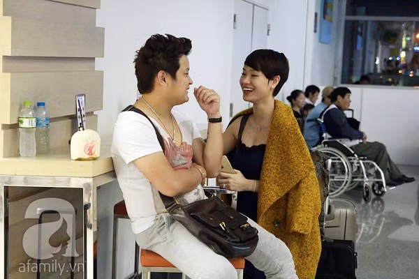 Vợ chồng Trà My tình cảm tại sân bay Tân Sơn Nhất