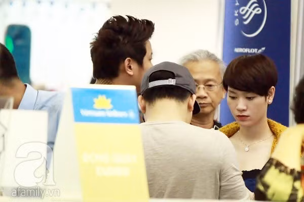 Vợ chồng Trà My tình cảm tại sân bay Tân Sơn Nhất