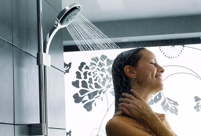 Bỏ ngay thói quen tắm gội kiểu này nếu bạn không muốn “chết bất đắc kỳ tử” ảnh 2