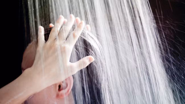 Bỏ ngay thói quen tắm gội kiểu này nếu bạn không muốn “chết bất đắc kỳ tử” ảnh 1