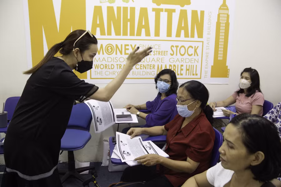 Sự tận tình của cô giáo giúp các học viên học tiếng Anh rất hiệu quả.