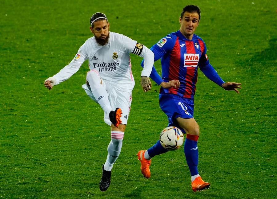 Real Madrid bước vào trận đấu trên sân Municipal de Ipurua với mục tiêu nối dài mạch trận toàn thắng. Từ đội bóng đang chìm sâu khủng hoảng, "Los Blancos" hồi sinh với 3 chiến thắng trước Sevilla, Atletico Madrid và Athletic Bilbao để vươn lên nhóm dẫn đầu trên bảng xếp hạng.