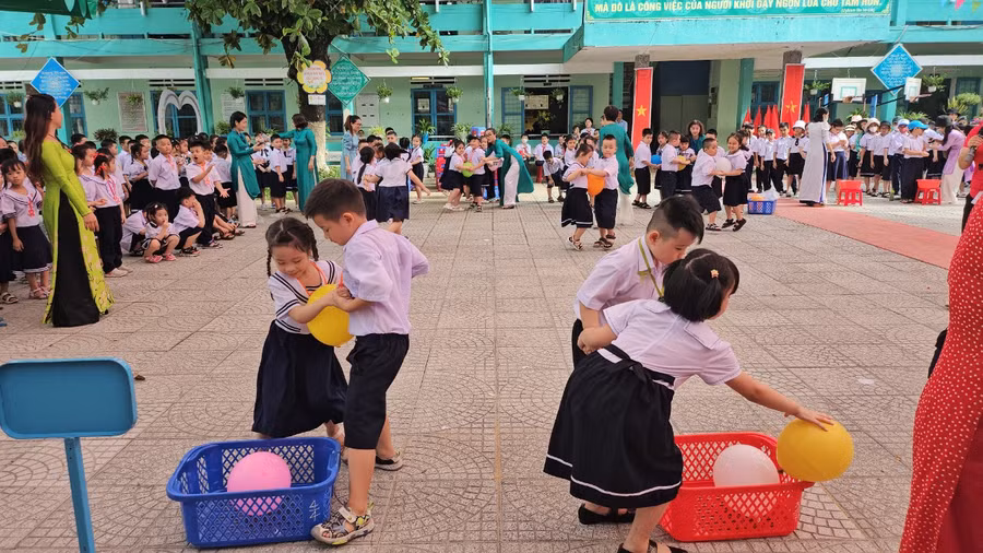 Học sinh Trường Tiểu học Hoa Lư (quận Thanh Khê, TP Đà Nẵng) tham gia các trò chơi sau Lễ khai giảng năm học 2023 - 2024. Học sinh Trường Tiểu học Hoa Lư (quận Thanh Khê, TP Đà Nẵng) tham gia các trò chơi sau Lễ khai giảng năm học 2023 - 2024.