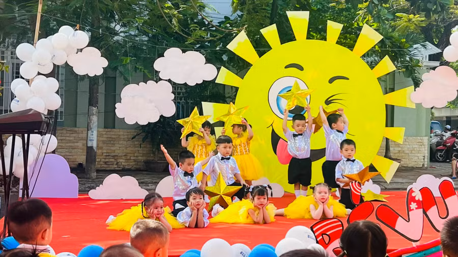 Một tiết mục văn nghệ của các bé lớp Nhỡ, Trường mầm non Bình Minh (quận Hải Châu, TP Đà Nẵng). Một tiết mục văn nghệ của các bé lớp Nhỡ, Trường mầm non Bình Minh (quận Hải Châu, TP Đà Nẵng).