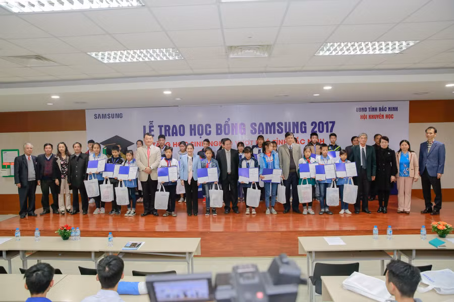 Đại diện Samsung Việt Nam chụp ảnh lưu niệm cùng thầy cô và các em học sinh trong lễ trao học bổng tại Bắc Ninh