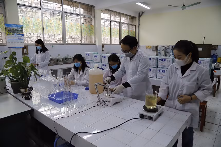 Thầy cô khoa Hóa học - Sinh học Trường ĐHSP miệt mài sản xuất, pha chế nước rửa tay khô kháng khuẩn TNUE để kịp thời trao tặng cho các nhà trường Thầy cô khoa Hóa học - Sinh học Trường ĐHSP miệt mài sản xuất, pha chế nước rửa tay khô kháng khuẩn TNUE để kịp thời trao tặng cho các nhà trường