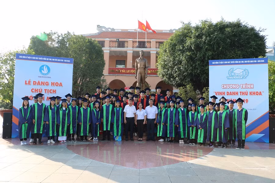 Các thủ khoa dâng hương, báo công tại tượng đài Bác Hồ. Các thủ khoa dâng hương, báo công tại tượng đài Bác Hồ.