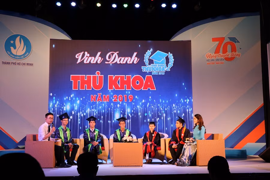 Giao lưu với 5 thủ khoa xuất sắc. Giao lưu với 5 thủ khoa xuất sắc.