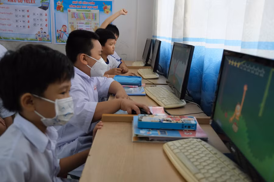 Học sinh tiểu học TP Cần Thơ trong giờ học Tin học. Ảnh: Trường Tiến Học sinh tiểu học TP Cần Thơ trong giờ học Tin học. Ảnh: Trường Tiến