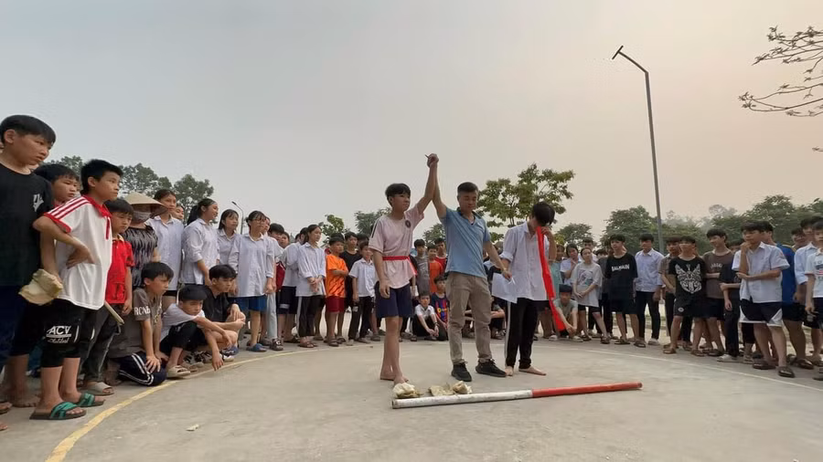 Học sinh Trường PTDT Nội trú huyện Phú Lương tham gia chơi đẩy gậy. Học sinh Trường PTDT Nội trú huyện Phú Lương tham gia chơi đẩy gậy.