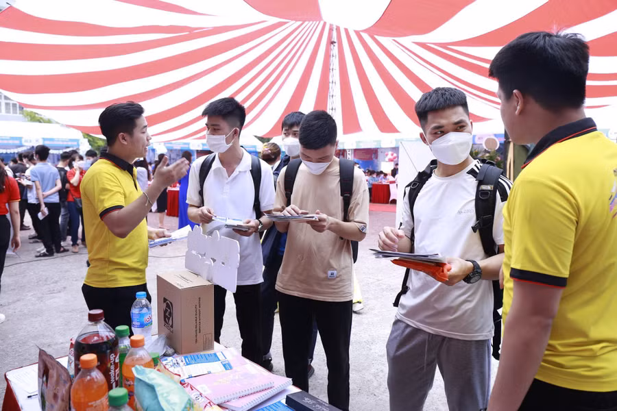Sinh viên tham gia ngày hội hướng nghiệp, lắng nghe nhà tuyển dụng chia sẻ thông tin, kinh nghiệm. Ảnh: TL