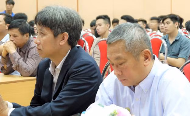 Tiến sĩ Ngô Xuân Hà, Hiệu trưởng Trường Đại học Thành Đô (bên trái) và Ngài Phan Bá Thông - Giám đốc kỹ thuật vùng Đông Nam Á Tập đoàn Solidworks tham dự chương trình