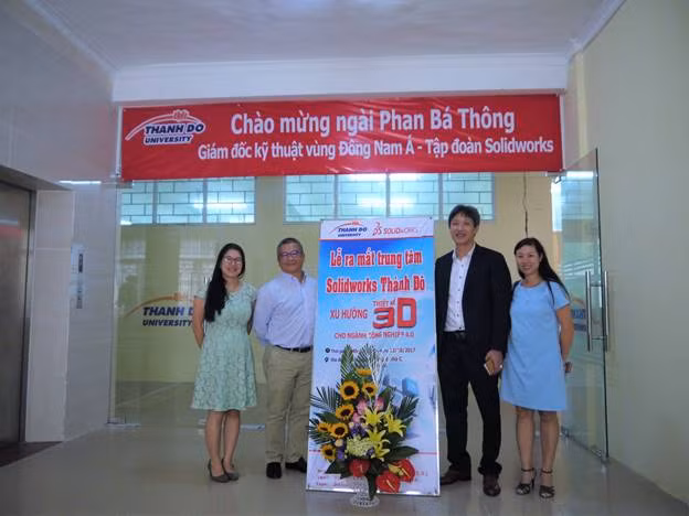 Các khách mời chụp ảnh lưu niệm cùng ban lãnh đạo Trường Đại học Thành Đô