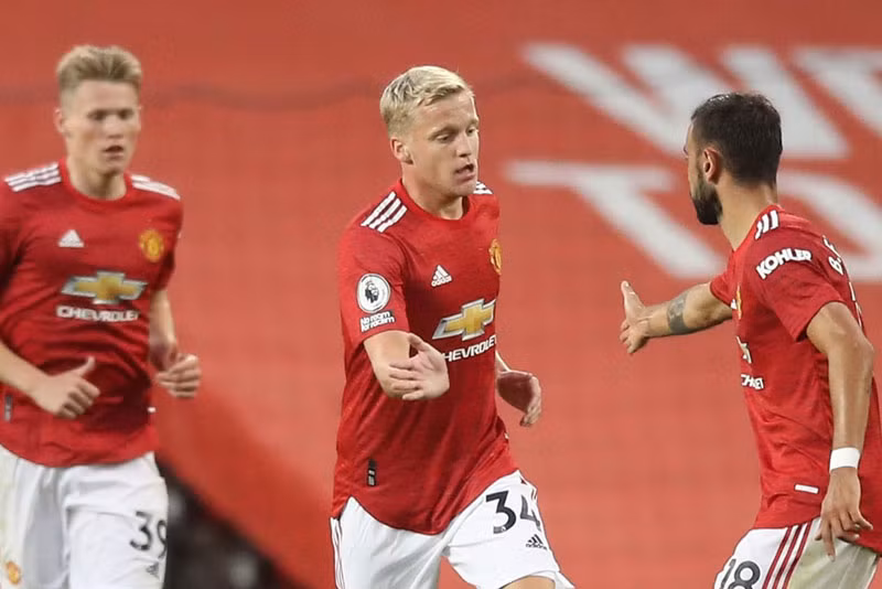 Tân binh Van de Beek ghi bàn nhưng Man Utd vẫn thua tủi hổ.