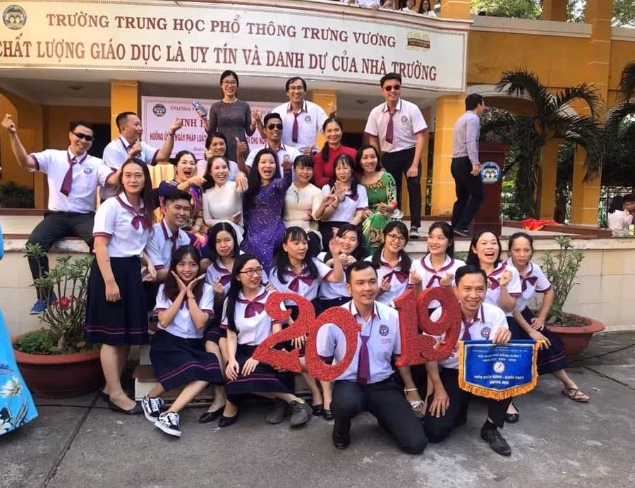 Các giáo viên tham gia tiết mục nhảy flashmob tặng học sinh Các giáo viên tham gia tiết mục nhảy flashmob tặng học sinh