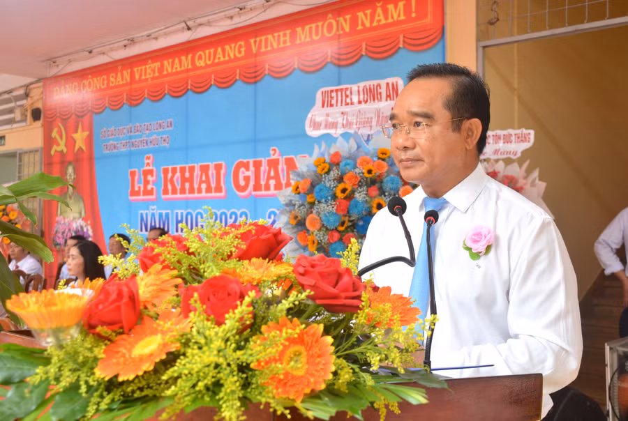 Bí thư Tỉnh ủy, Chủ tịch HĐND tỉnh – Nguyễn Văn Được dự lễ khai giảng năm học mới tại trường THPT Nguyễn Hữu Thọ, huyện Bến Lức. Bí thư Tỉnh ủy, Chủ tịch HĐND tỉnh – Nguyễn Văn Được dự lễ khai giảng năm học mới tại trường THPT Nguyễn Hữu Thọ, huyện Bến Lức.