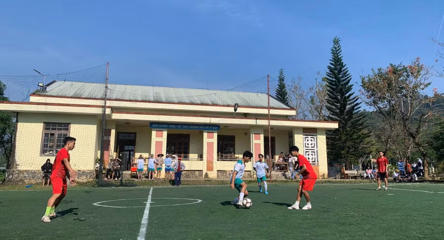 Học sinh Trường Phổ thông Dân tộc Nội trú Nam Trà My (Quảng Nam) chơi bóng đá sau giờ học. Ảnh: Trường Kỳ Học sinh Trường Phổ thông Dân tộc Nội trú Nam Trà My (Quảng Nam) chơi bóng đá sau giờ học. Ảnh: Trường Kỳ