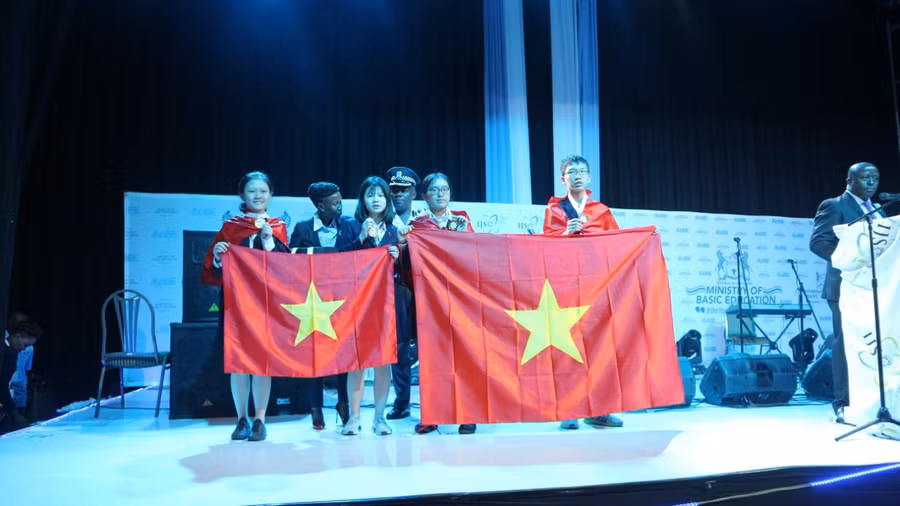 Bốn học sinh giành Huy chương Vàng Giải cá nhân
