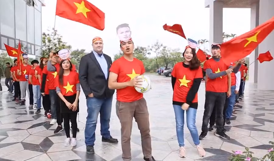 Sinh viên bất chấp mưa rét làm clip cổ vũ đội tuyển Việt Nam