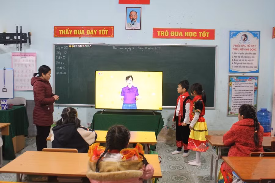 Cô và trò trường tiểu học thị trấn Mèo Vạc trong giờ học tiếng Anh trực tuyến.