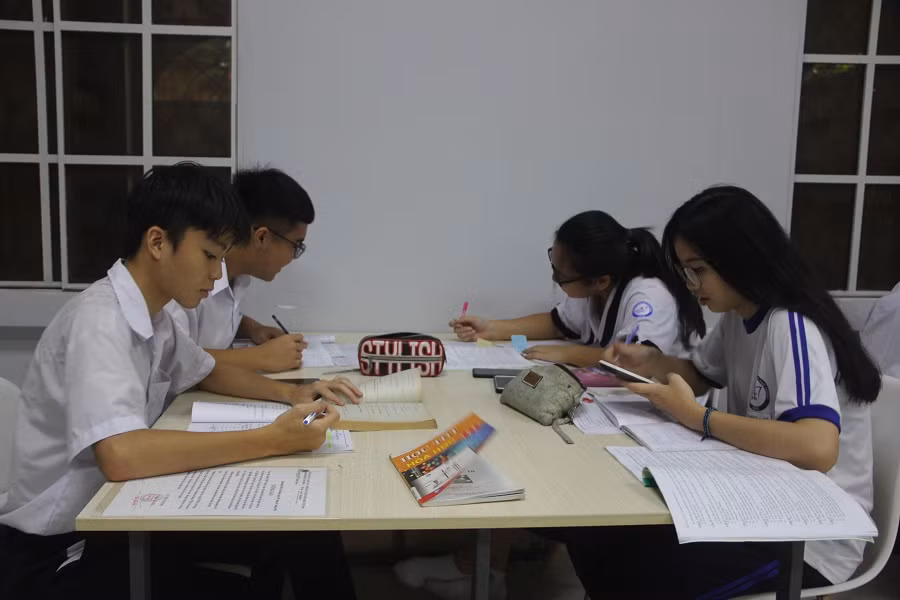 Các em tìm đến thư viện để học bài cùng nhau