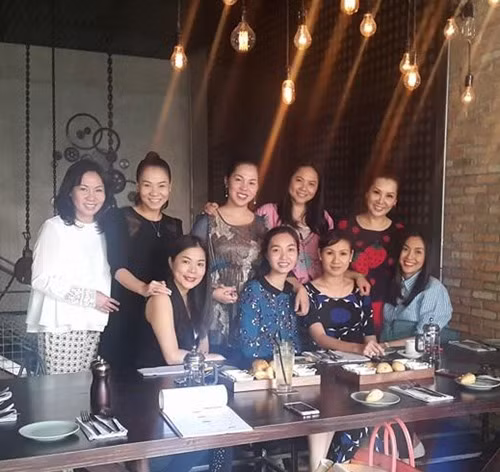 Hà Tăng giấu bụng bầu rạng rỡ đón bạn bè ảnh 10 Hà Tăng giấu bụng bầu khi tiếp đón Thu Minh - 10
