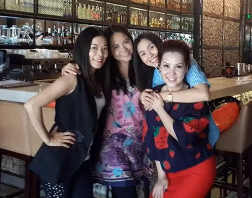 Hà Tăng giấu bụng bầu rạng rỡ đón bạn bè ảnh 7 Hà Tăng giấu bụng bầu khi tiếp đón Thu Minh - 7