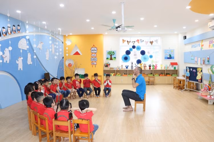 Hoạt động ngoại khóa cho trẻ làm quen với tiếng Anh.