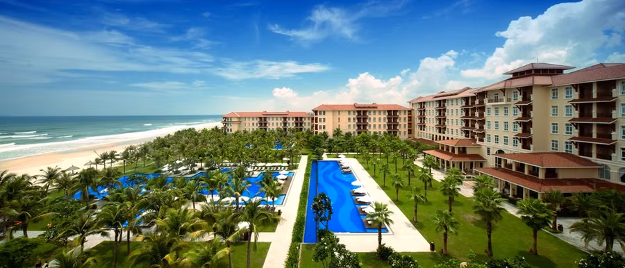 Điểm đặc biệt là tất cả các phòng khách sạn và biệt thự của khu nghỉ dưỡng đều có tầm nhìn tuyệt vời về phía biển và hồ bơi, trong khi phía sau là dãy Ngũ Hành Sơn hùng vĩ. Địa thế “tựa sơn hướng thủy” mang đến cho quan khách trải nghiệm độc đáo về vẻ đẹp nên thơ của cảnh sắc thiên nhiên, đồng thời giữ được sự riêng tư, kín đáo. Hệ thống hồ bơi vô cực hướng biển tạo nên tầm nhìn nối dài ngút mắt về phía chân trời trong xanh chính là điểm sáng của Vinpearl mà nhiều du khách yêu thích