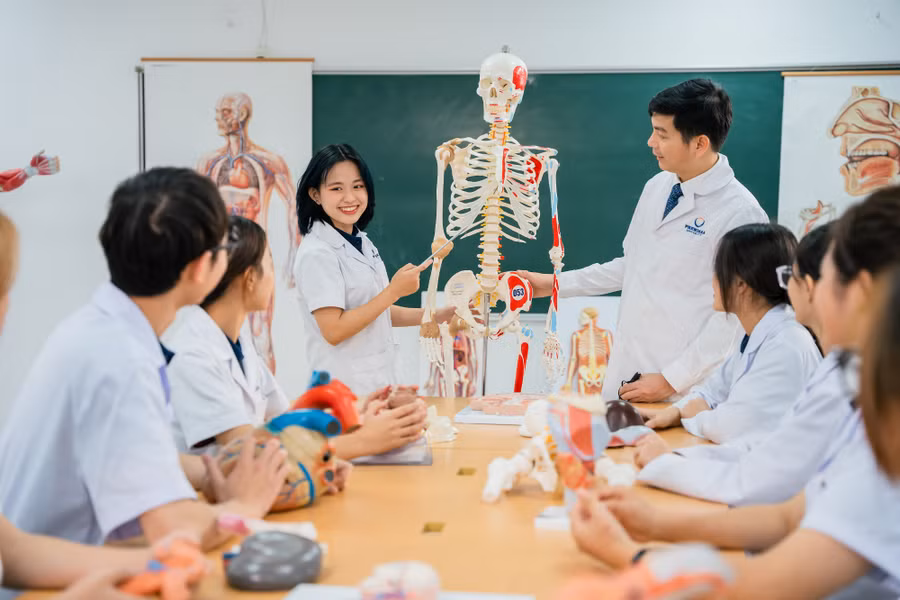 Một tiết học của sinh viên ngành Điều dưỡng, Trường ĐH Phenikaa. Ảnh: NTCC