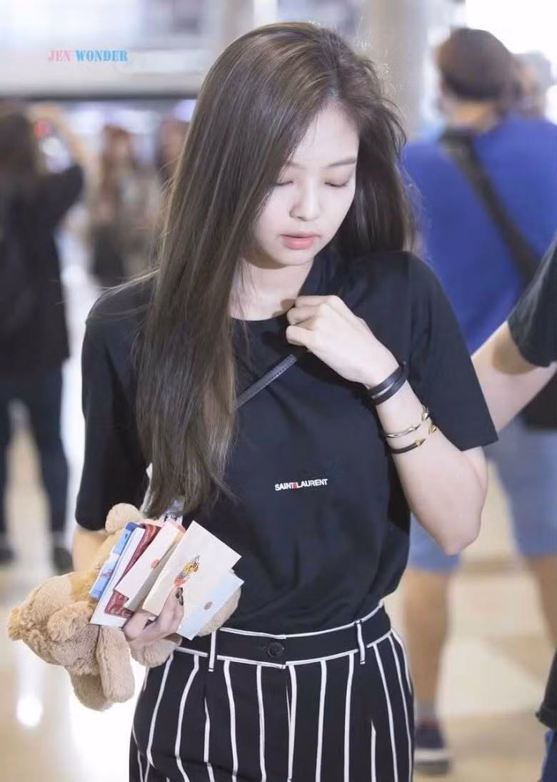 Những lần các thành viên BLACKPINK "mượn đồ" của nhau khiến fan phát sốt ảnh 6